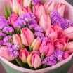 Шанталь - букет из розовых и фиолетовых тюльпанов 2